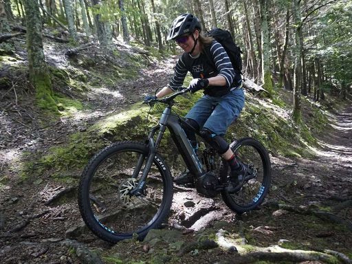MTB Bike Station - Downhill Enduro - Santa Ponca Fahrer auf einem Mountainbike auf einem Waldweg mit felsigem Untergrund.