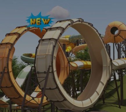 Bunte Wasserrutschen mit neuen, großen Loopings in einem Freizeitpark.