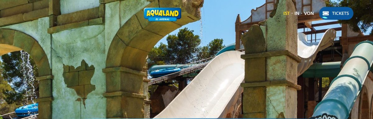 Wasserrutsche in einem Freizeitpark mit alten, verzierten Steinelementen.