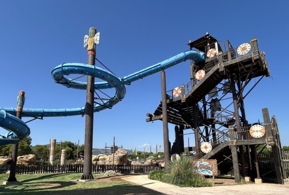 Riesenrutsche mit blauer Spirale und mehreren Plattformen im Freien.